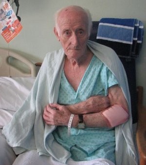 Terjebak di Bak Mandi Selama 5 Hari, Kakek 85 Tahun Berhasil Selamat