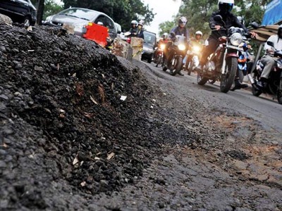 Jalan Rusak di Jalan Sudirman Bikin Macet