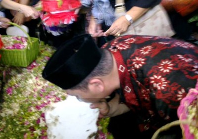 Lepas Sang Ayah, Wisnu Cium Nisan