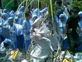 Sambut Suro Pelajar Magetan Berebut Tumpeng Alat Tulis