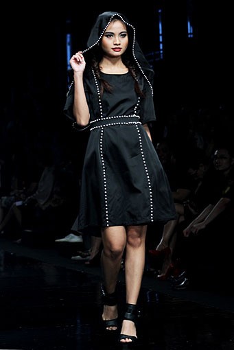 Dimas Beck & Melly Goeslow Metaphoric Black. Jakarta Fashion Week 2012 at Pacific Place Ground Floor. Jakarta. [Foto: Mohammad Abduh/Wolipop]