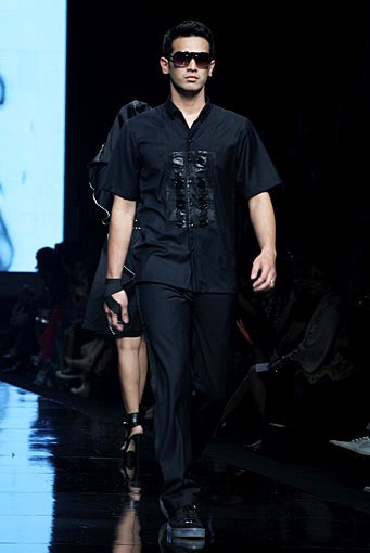 Dimas Beck & Melly Goeslow Metaphoric Black. Jakarta Fashion Week 2012 at Pacific Place Ground Floor. Jakarta. [Foto: Mohammad Abduh/Wolipop]