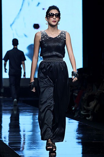 Dimas Beck & Melly Goeslow Metaphoric Black. Jakarta Fashion Week 2012 at Pacific Place Ground Floor. Jakarta. [Foto: Mohammad Abduh/Wolipop]