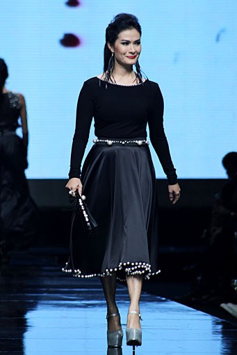 Dimas Beck & Melly Goeslow Metaphoric Black. Jakarta Fashion Week 2012 at Pacific Place Ground Floor. Jakarta. [Foto: Mohammad Abduh/Wolipop]