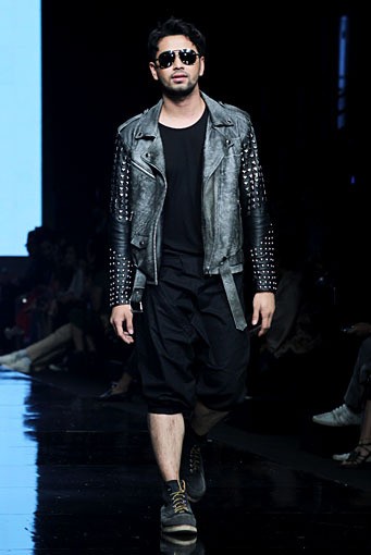 Dimas Beck & Melly Goeslow Metaphoric Black. Jakarta Fashion Week 2012 at Pacific Place Ground Floor. Jakarta. [Foto: Mohammad Abduh/Wolipop]