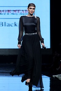 Dimas Beck & Melly Goeslow Metaphoric Black. Jakarta Fashion Week 2012 at Pacific Place Ground Floor. Jakarta. [Foto: Mohammad Abduh/Wolipop]