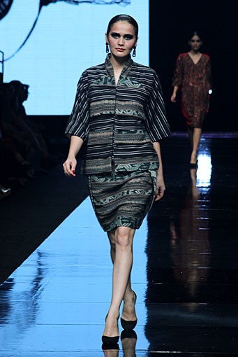 Oscar Lawalata The Culture Incarnation. Jakarta Fashion Week 2012 at Pacific Place Ground Floor. Jakarta. [Foto: Mohammad Abduh/Wolipop]