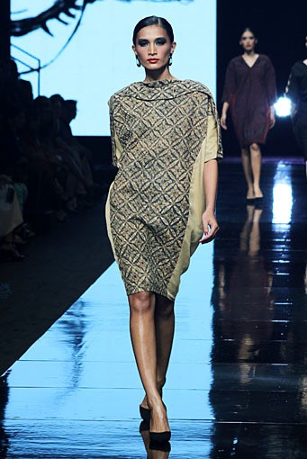 Oscar Lawalata The Culture Incarnation. Jakarta Fashion Week 2012 at Pacific Place Ground Floor. Jakarta. [Foto: Mohammad Abduh/Wolipop]