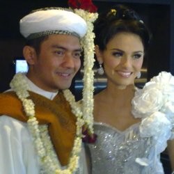 Nikah, Zee Zee & Prabu Revolusi Dapat Kue dari Fans