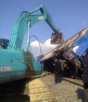 Saksi: Sebelum Terguling Kereta Menabrak Backhoe