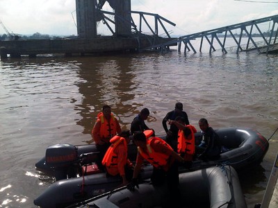 Tim SAR Cari Korban Jembatan Kukar Ambruk