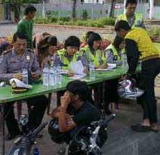 Ratusan Bonek Terjaring Razia
