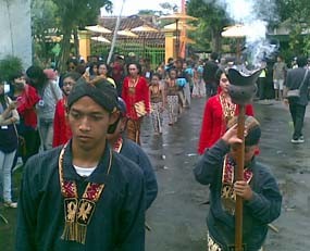 Suroan, Ribuan Orang Berebut Kembang Setaman
