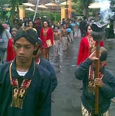Suroan, Ribuan Orang Berebut Kembang Setaman