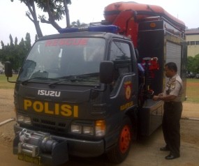 Polda Metro Siapkan 2 Perahu Karet & Mobil Penembus Banjir