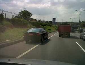 Aduh, Sedan Mewah TNI Melintasi Bahu Tol