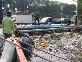 Air Bercampur Sampah Meluber, Lalin di Jalan Waru Padat