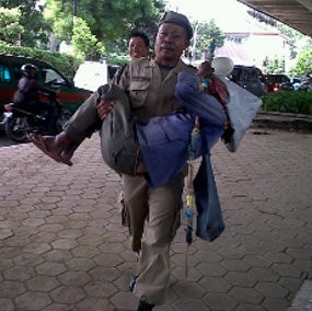 Duh, Petugas Satpol PP Kalah Lari Kejar Pengemis