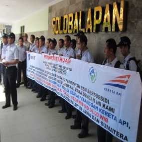 Karyawan KA Sosialisasikan Rencana Mogok ke Penumpang di Solo