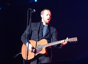 Chris Martin Tidak Nyaman  Jika Bernyanyi Solo.