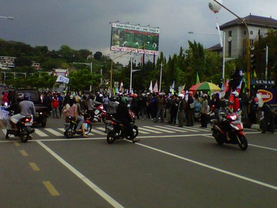 Buruh Blokir Jalan Pahlawan Semarang
