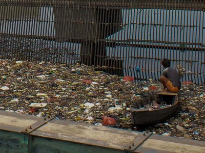 Waduk Pluit Penuh Sampah