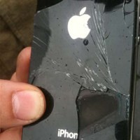 iPhone 4 Terbakar di Pesawat, Penumpang Panik