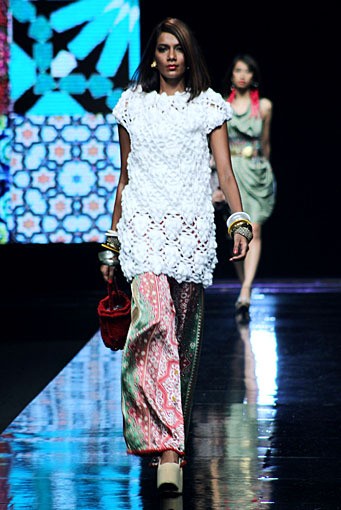 Fuji Tjandra Miles OTiles. Jakarta Fashion Week 2012 at Pacific Place Ground Floor. Jakarta. [Foto: Mohammad Abduh/Wolipop]