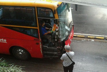 Tabrak Halte Dukuh Atas, Bus TransJ Koridor I Ringsek