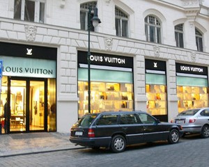 Toko Louis Vuitton Dirampok Gerombolan Bertopeng