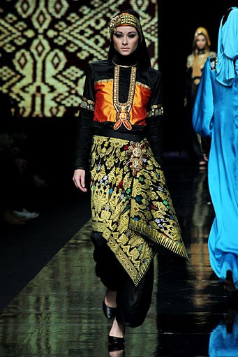 Lia Afif Burning In The Dazzle. Jakarta Fashion Week 2012 at Pacific Place Ground Floor. Jakarta. [Foto: Mohammad Abduh/Wolipop]