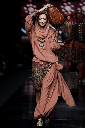 Ida Royani From West to The East. Jakarta Fashion Week 2012 at Pacific Place Ground Floor. Jakarta. [Foto: Mohammad Abduh/Wolipop]