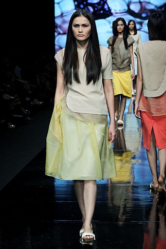 Anastasia Hoeng Through the Looking Glass. Jakarta Fashion Week 2012 at Pacific Place Ground Floor. Senayan. Jakarta. [Foto: Mohammad Abduh/Wolipop]