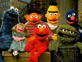 Anak Afghanistan Belajar Lewat Tayangan Boneka Sesame Street 