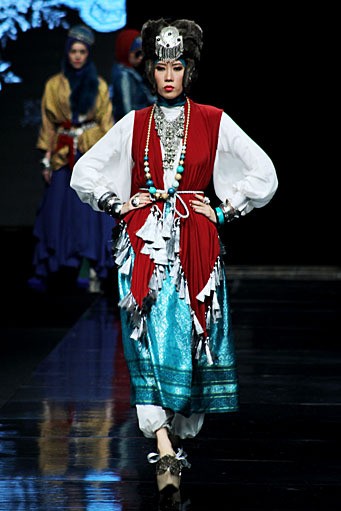 Dian Pelangi Russkaya Raduga. Jakarta Fashion Week 2012 at Pacific Place Ground Floor. Jakarta. [Foto: Mohammad Abduh/Wolipop]