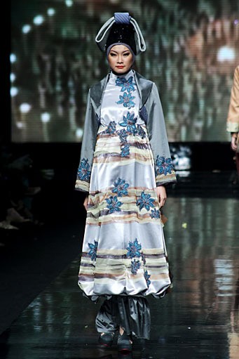 Tuti Adib Exo East. Jakarta Fashion Week 2012 at Pacific Place Ground Floor. Jakarta. [Foto: Mohammad Abduh/Wolipop]