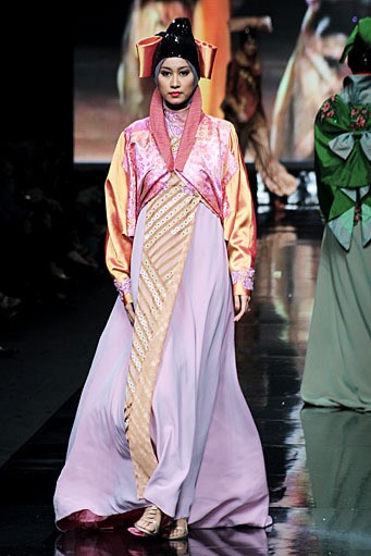 Tuti Adib Exo East. Jakarta Fashion Week 2012 at Pacific Place Ground Floor. Jakarta. [Foto: Mohammad Abduh/Wolipop]