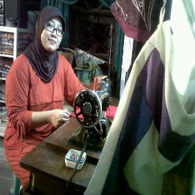 Istri Ketua KPK Abraham Samad Biasa Terima Order Jahitan