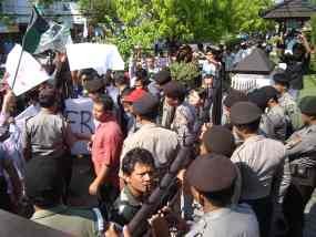 Ratusan Warga Gelar Desak Sekda Pacitan Diganti