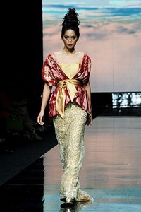 Hengki Kawilarang Sungketiquette. Jakarta Fashion Week 2012 at Pacific Place Ground Floor. Jakarta. [Foto: Mohammad Abduh/Wolipop]