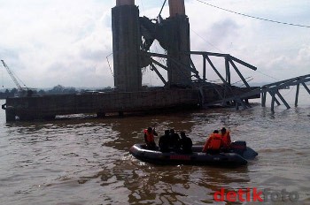 Jumlah Tewas Sementara Runtuhnya Jembatan Kukar 21 orang