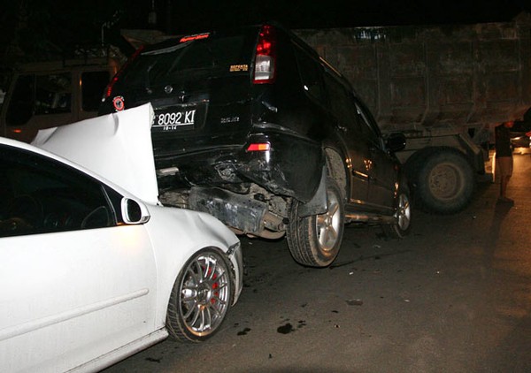 Tabrakan Beruntun, 2 Mobil Ringsek