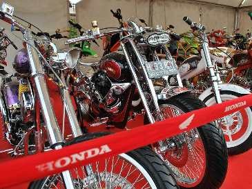 Ribuan Motor Modifikasi Honda Tumplek di Surabaya