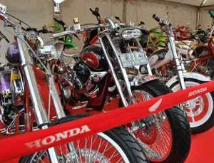 Ribuan Motor Modifikasi Honda Tumplek di Surabaya