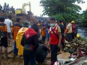 Warga Cari Perabot yang Tertimbun Reruntuhan Tembok di Makassar