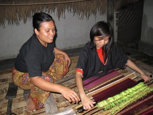 Mengenal Kain Tenun Di Desa Sukarara