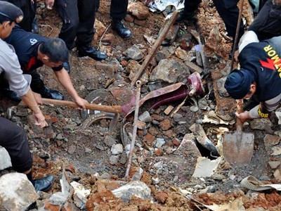 Tembok Perumahan Ambruk, 8 Orang Tewas