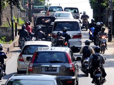 Perilaku Buruk Pemotor Melawan Arus 