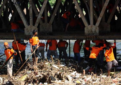 Relawan Bersihkan Kali Ciliwung