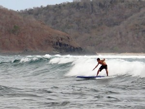 Berseluncur Menunggangi Ombak di Pantai Gerupuk